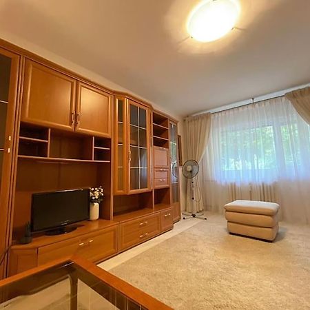 Lovely & Quiet 1-Bedroom Condo With Free Parking Boekarest Buitenkant foto