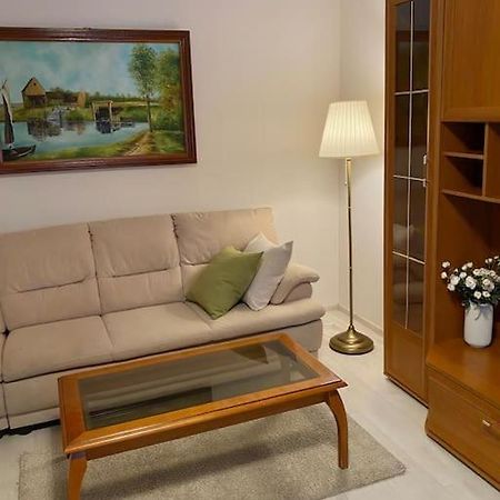 Lovely & Quiet 1-Bedroom Condo With Free Parking Boekarest Buitenkant foto