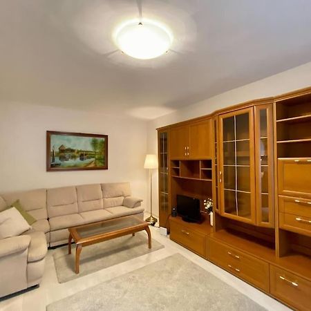 Lovely & Quiet 1-Bedroom Condo With Free Parking Boekarest Buitenkant foto
