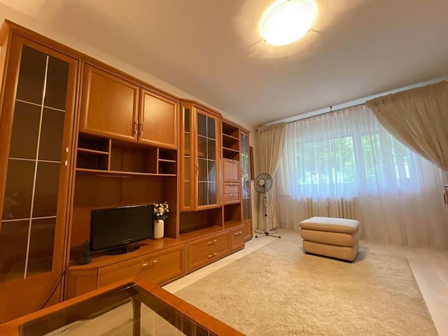 Lovely & Quiet 1-Bedroom Condo With Free Parking Boekarest Buitenkant foto