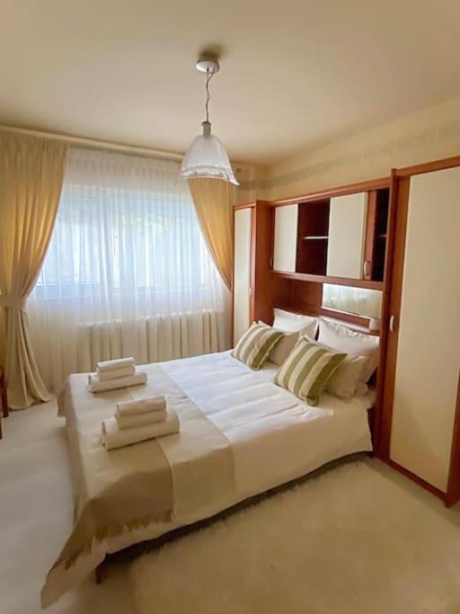 Lovely & Quiet 1-Bedroom Condo With Free Parking Boekarest Buitenkant foto