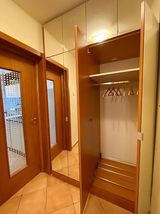Lovely & Quiet 1-Bedroom Condo With Free Parking Boekarest Buitenkant foto