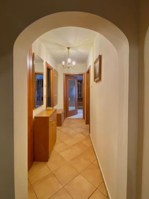 Lovely & Quiet 1-Bedroom Condo With Free Parking Boekarest Buitenkant foto