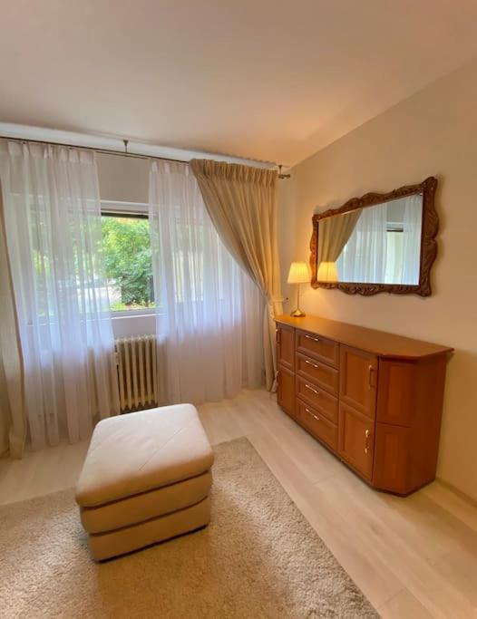Lovely & Quiet 1-Bedroom Condo With Free Parking Boekarest Buitenkant foto