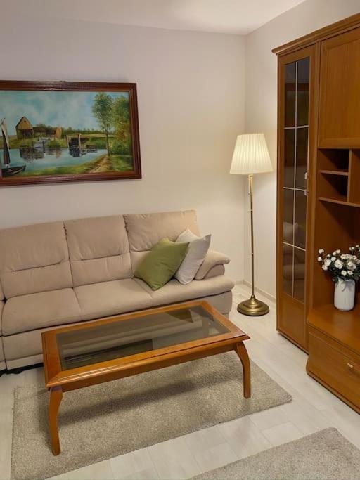 Lovely & Quiet 1-Bedroom Condo With Free Parking Boekarest Buitenkant foto