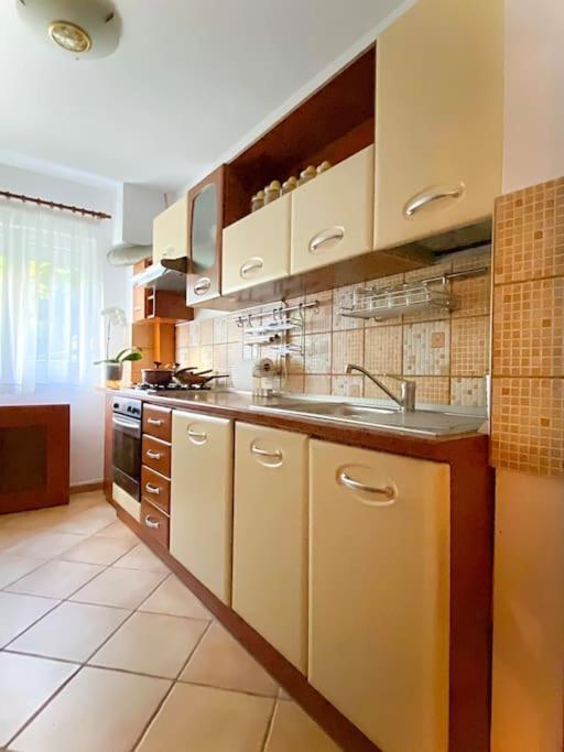 Lovely & Quiet 1-Bedroom Condo With Free Parking Boekarest Buitenkant foto