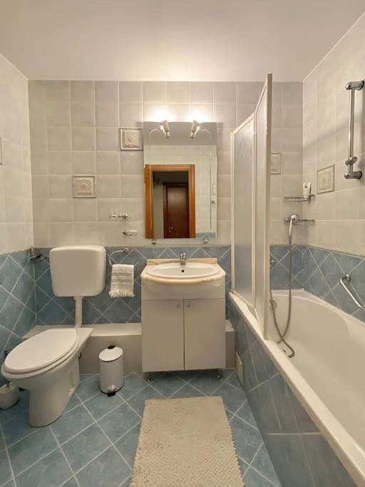 Lovely & Quiet 1-Bedroom Condo With Free Parking Boekarest Buitenkant foto