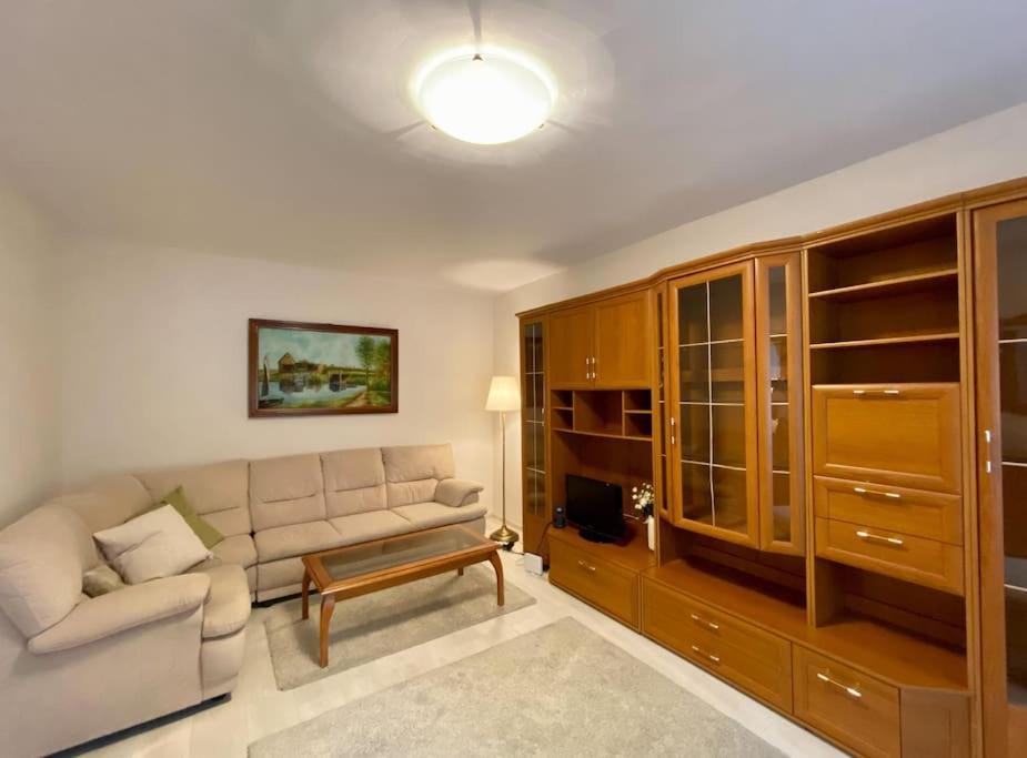 Lovely & Quiet 1-Bedroom Condo With Free Parking Boekarest Buitenkant foto