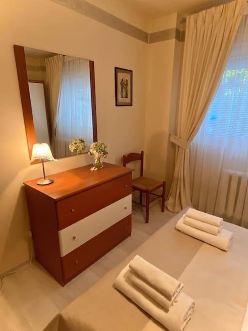 Lovely & Quiet 1-Bedroom Condo With Free Parking Boekarest Buitenkant foto